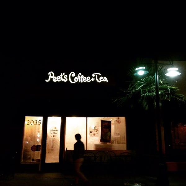 Foto diambil di Peet&#39;s Coffee &amp; Tea oleh Aki Y. pada 1/2/2015