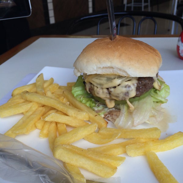 Foto tirada no(a) Vintage Burger por Roberto em 12/15/2014