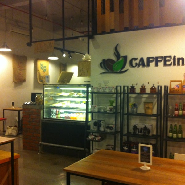 รูปภาพถ่ายที่ CAFFEine; โดย Apple S. เมื่อ 7/18/2013