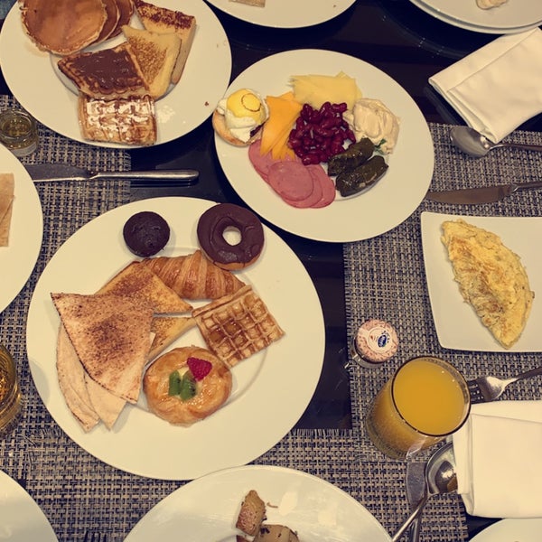 Foto diambil di Baharat Restaurant - Le Meridien Hotel oleh Abdulaziz S. pada 8/16/2019
