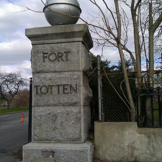 Foto tirada no(a) Ft. Totten Army Base por peter p. em 11/28/2012