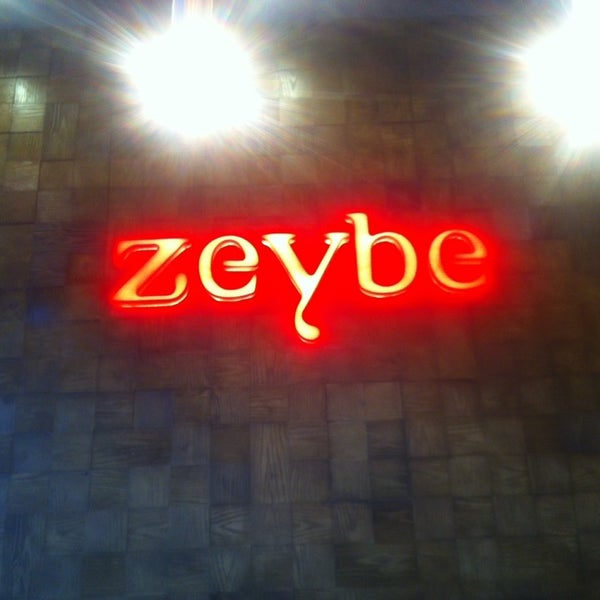 รูปภาพถ่ายที่ zeybe restaurant โดย Barbaros เมื่อ 2/21/2014