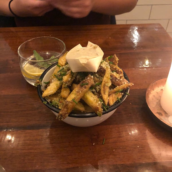Nice place with a cool atmosphere. We ordered fries with jalapeños and it was great, for burgers we got the brute burger which was also very delicious! Sharing the fries it was €19.50 per person.