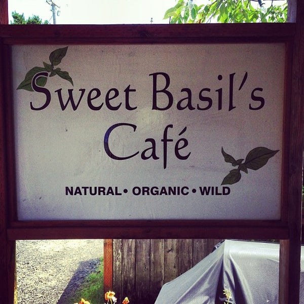 6/29/2013 tarihinde Dan K.ziyaretçi tarafından Sweet Basil&#39;s Cafe'de çekilen fotoğraf