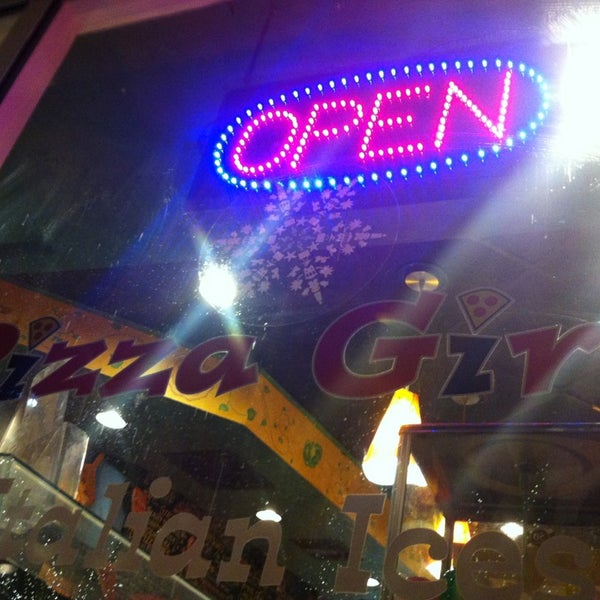 รูปภาพถ่ายที่ Pizza Girls WPB โดย Thys I. เมื่อ 12/28/2012