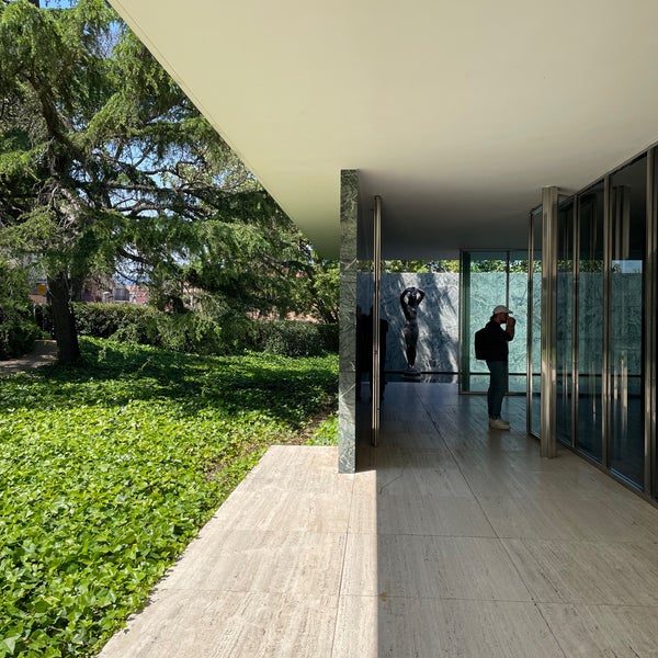 Foto tirada no(a) Mies van der Rohe Pavilion por Daria R. em 5/1/2022