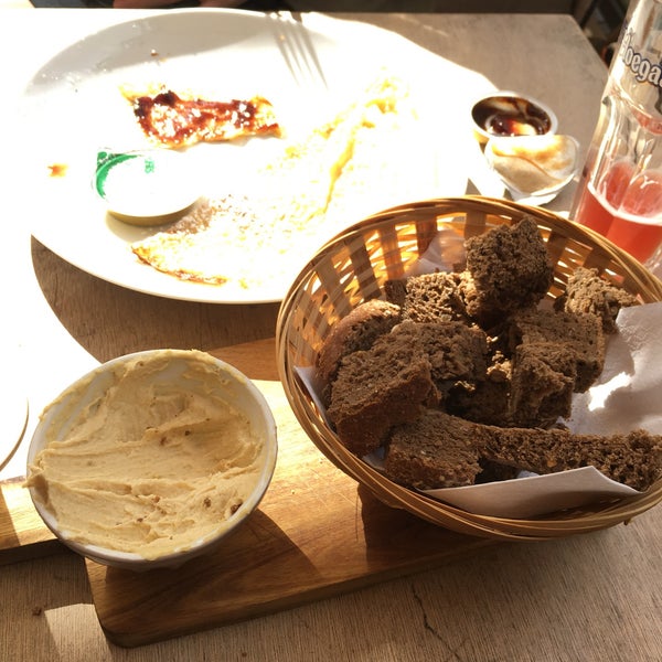 Food is a joke here: hummus is certainly not freshly prepared..and served with tones of bread. Crêpes sprinkled with sugar powder only. We ve been waiting for this ridiculous meal for 40min. Avoid!