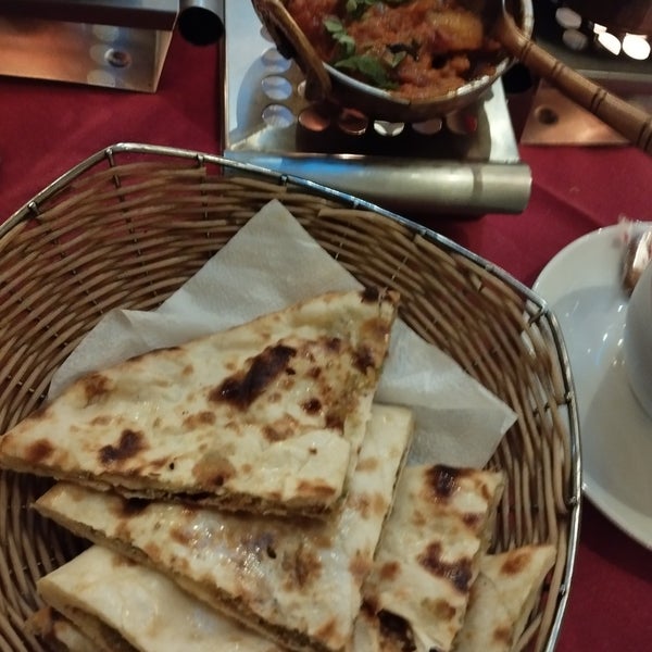 Foto diambil di Curry House Indian Restaurant oleh Alexandros L. pada 2/4/2023