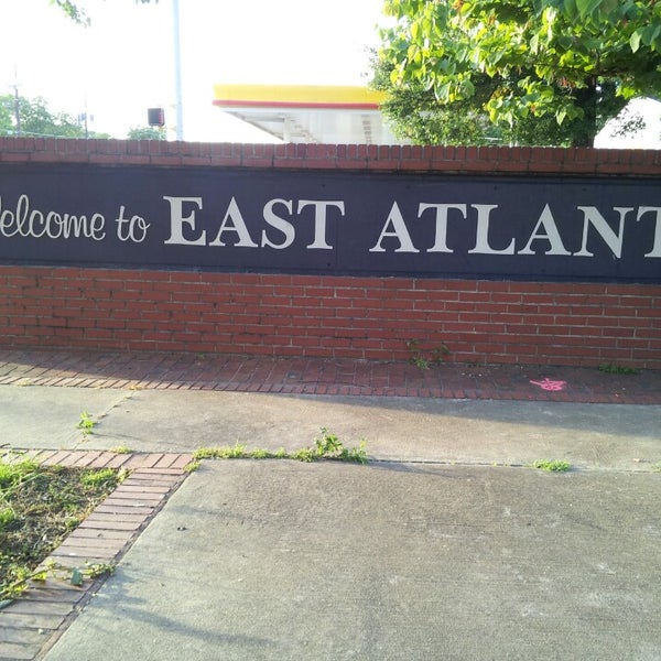 5/26/2013 tarihinde Michael F.ziyaretçi tarafından East Atlanta Village'de çekilen fotoğraf