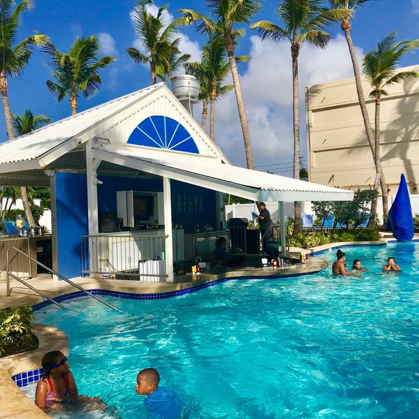 Foto scattata a Courtyard by Marriott Isla Verde Beach Resort da Mon il 7/18/2018