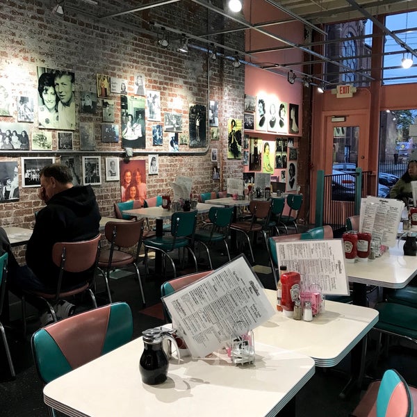 Foto tomada en Pamela&#39;s P&amp;G Diner  por Mon el 10/28/2018