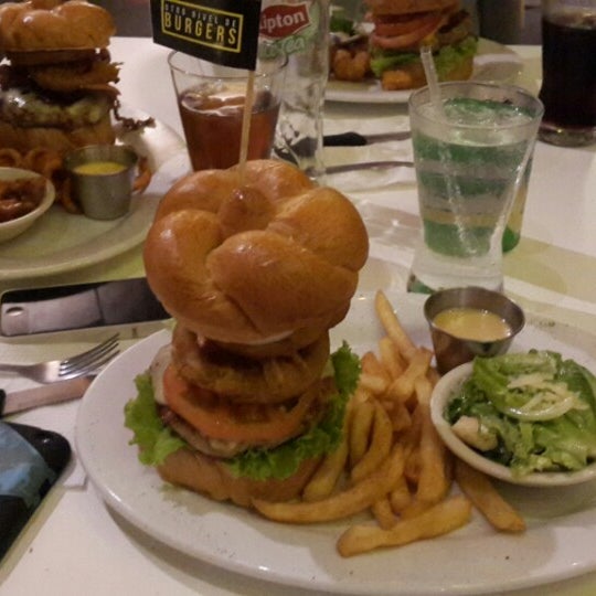 รูปภาพถ่ายที่ Gourmet Burger Company (GBC) โดย Edgar M. เมื่อ 12/29/2014