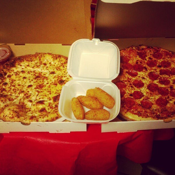 รูปภาพถ่ายที่ Santora&#39;s Pizza โดย Jordan M. M. เมื่อ 2/6/2013