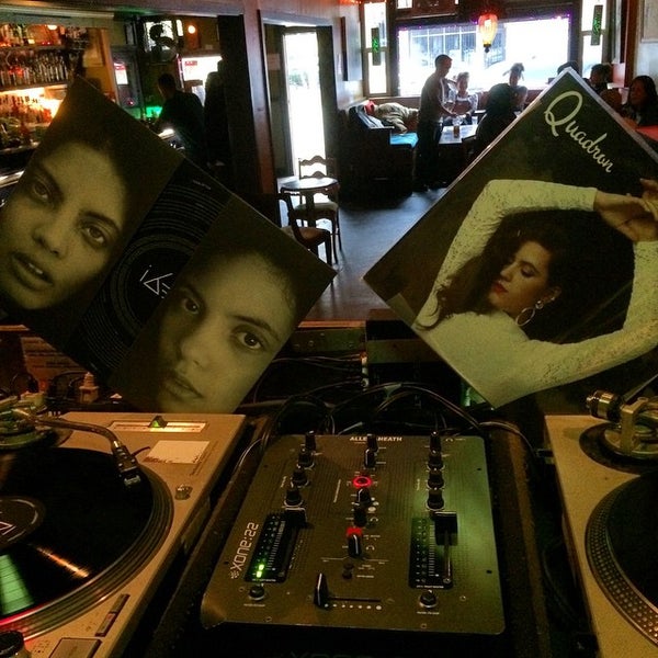 Foto diambil di the Layover Music Bar &amp; Lounge oleh Graham L. pada 3/14/2015