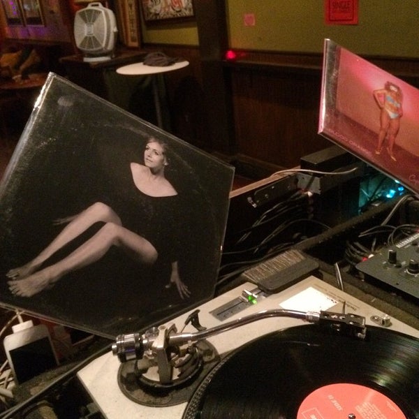 Foto diambil di the Layover Music Bar &amp; Lounge oleh Graham L. pada 2/14/2015