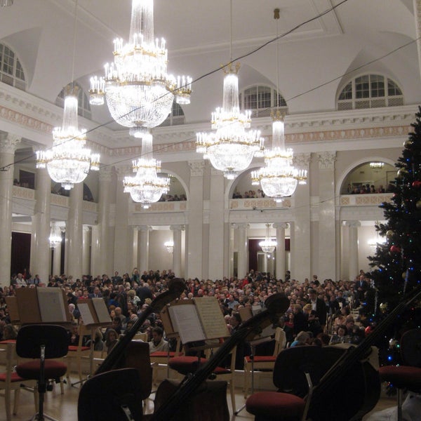 Foto tirada no(a) Grand Hall of St Petersburg Philharmonia por Алла Ю. em 1/1/2016