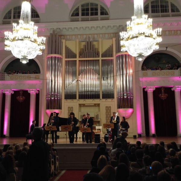 5/17/2015 tarihinde Алла Ю.ziyaretçi tarafından Grand Hall of St Petersburg Philharmonia'de çekilen fotoğraf