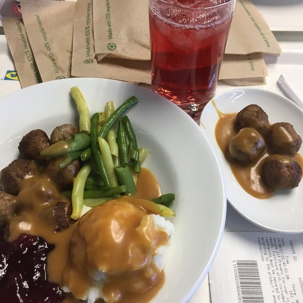 Das Foto wurde bei IKEA Pittsburgh Restaurant &amp; Cafe von Amanda E am 4/8/2017 aufgenommen