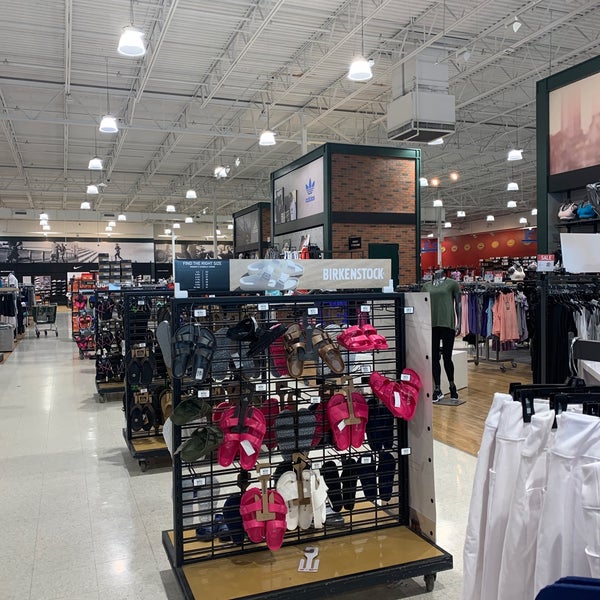 DICK'S Sporting Goods Fort Wayne'de Spor Gereçleri Mağazası