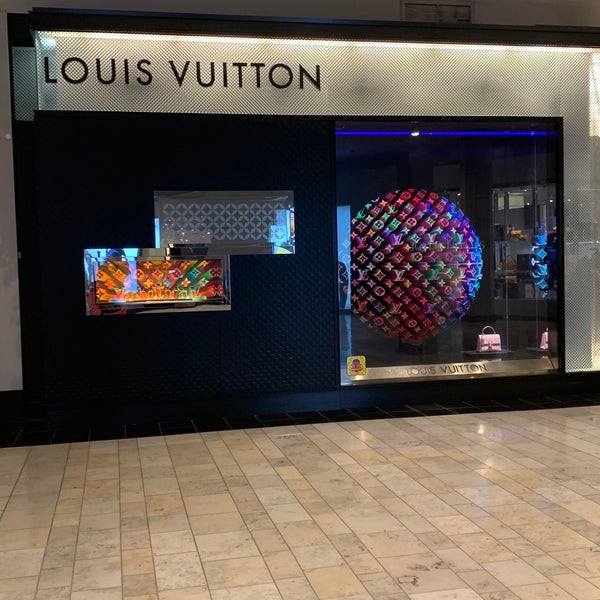 Brazen heist nets Louis Vuitton bags from Ross Park Mall store