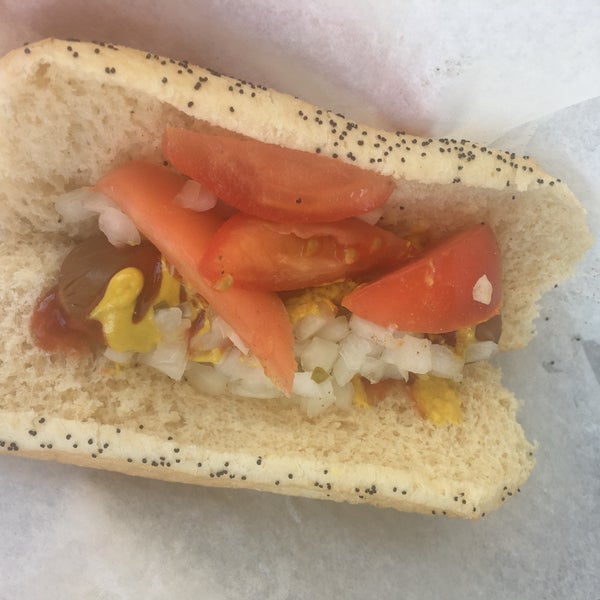 6/3/2018 tarihinde Piliziyaretçi tarafından Kim &amp; Carlo&#39;s Chicago Style Hot Dogs'de çekilen fotoğraf