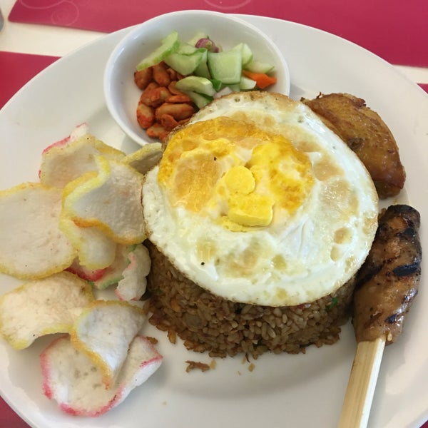 Great staff service! They don't speak English well, they're very nice. Breakfast was satisfactory (fruits, Nasi Goreng, egg station, dessert, Indo rice cakes). Nasi Goreng Fave-I-rite was great!