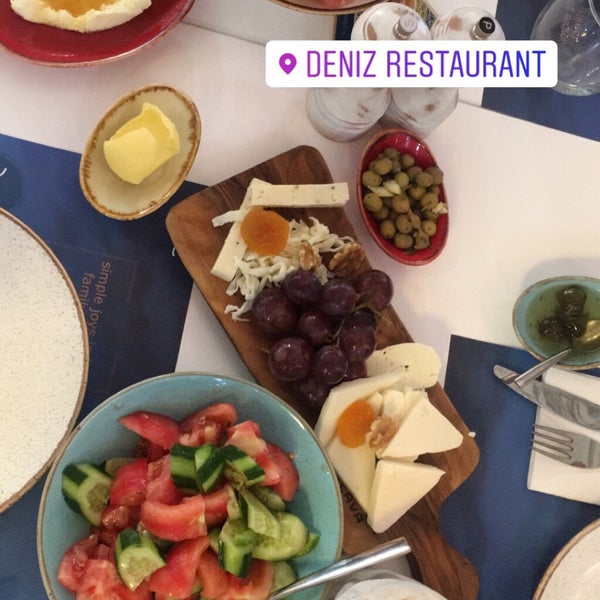 Foto scattata a Deniz Restaurant &amp; Cafe da MLKDLSZ il 7/6/2019