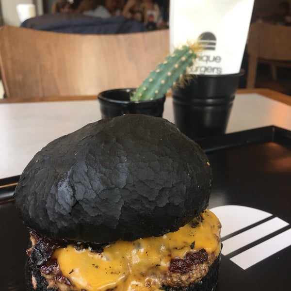 Снимок сделан в Unique Burgers пользователем @oncekahvem 3/30/2019