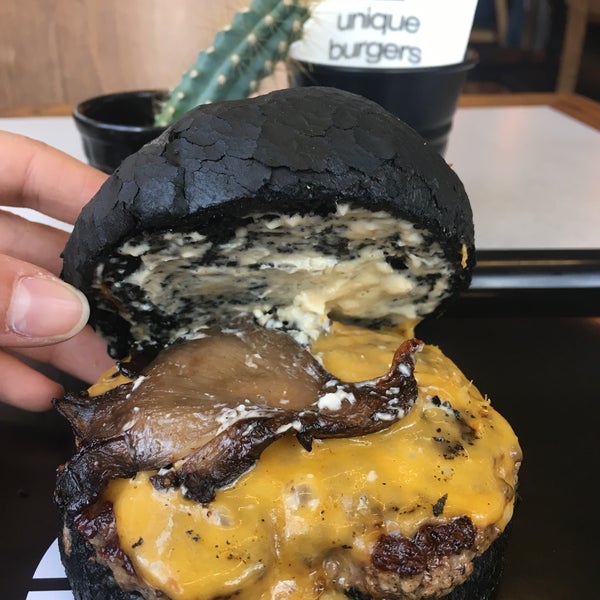 Das Foto wurde bei Unique Burgers von @oncekahvem am 3/30/2019 aufgenommen