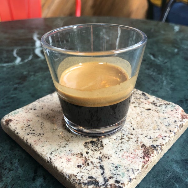 Nitelikli kahve, iyi hizmet, güzel mekân ve normal fiyatlar. Çay ve kahve konusunda denenmesi gereken bir kavurucu. Detaylar için Instagram @oncekahvem