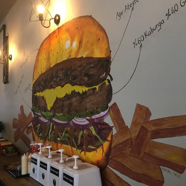 Снимок сделан в Unique Burgers пользователем @oncekahvem 3/30/2019