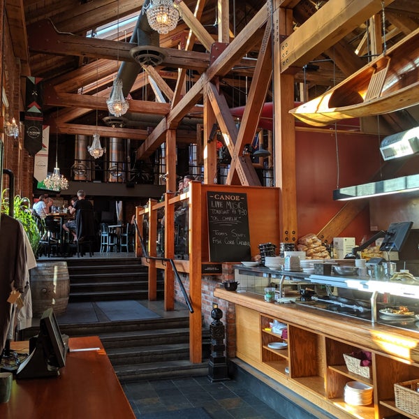 Foto scattata a CANOE Brewpub Marina &amp; Restaurant da Mike P. il 7/12/2019