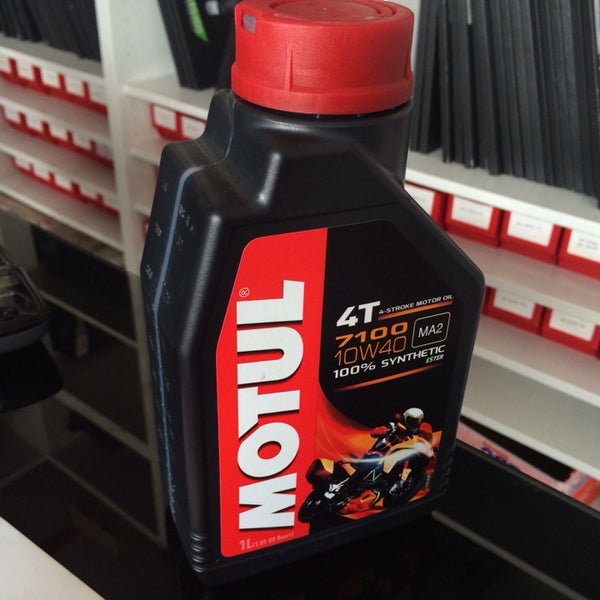 Мотюль фото. Мотюль фото. Motul баннер. Motul масло логотип. Масло motul 7100 10w50.