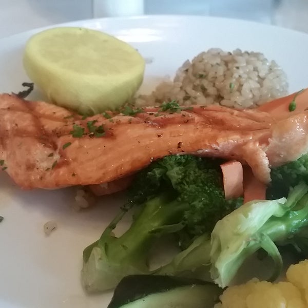 I had the salmon with veggies and brown rice. It's a house specialty. Everything was good, but the rice's texture was interesting, in a good way. Dry and tasty. Yummm