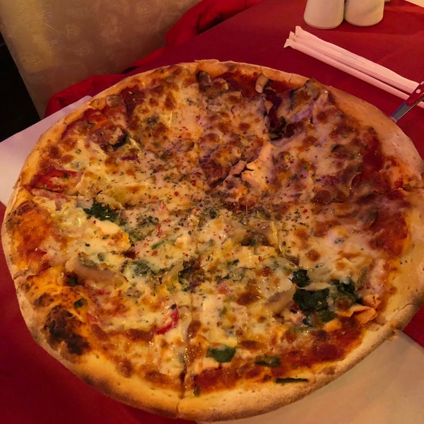 รูปภาพถ่ายที่ Sokullu Pizza &amp; Restaurant โดย Leo C. เมื่อ 4/8/2018