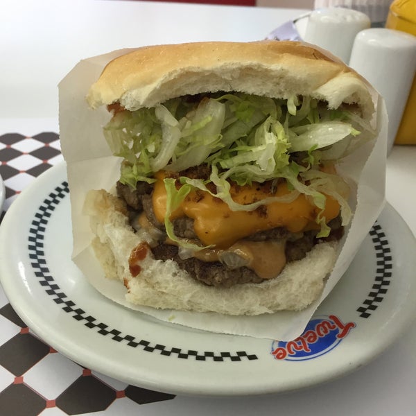 Foto scattata a Twelve Burger da Angel il 5/24/2016