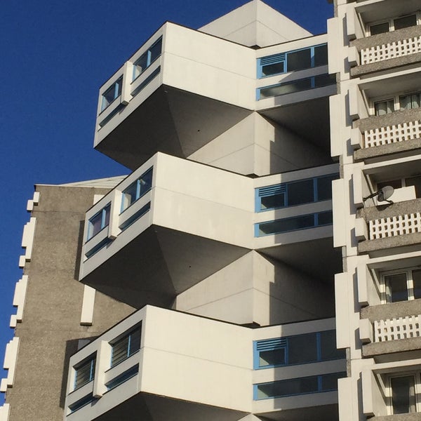 Apartment buildings. Real estate логотип. High rise residential building. High-rise building. Лето здание белое.