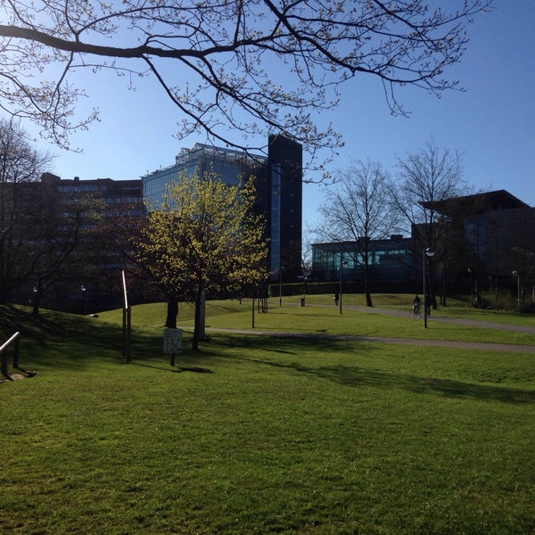 รูปภาพถ่ายที่ Vrije Universiteit Brussel - Brussels Humanities, Sciences &amp; Engineering Campus โดย Marie M. เมื่อ 4/12/2016