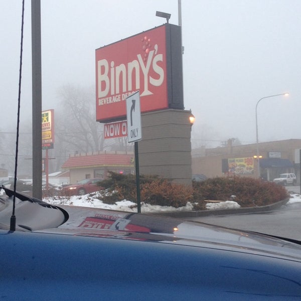 Foto tirada no(a) Binny&#39;s Beverage Depot por Nay em 2/20/2014