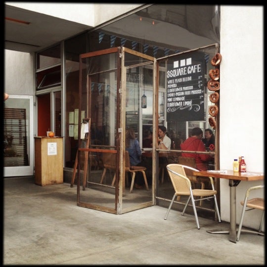Foto diambil di 3 Square Café + Bakery oleh OldLadyMan T. pada 10/20/2012