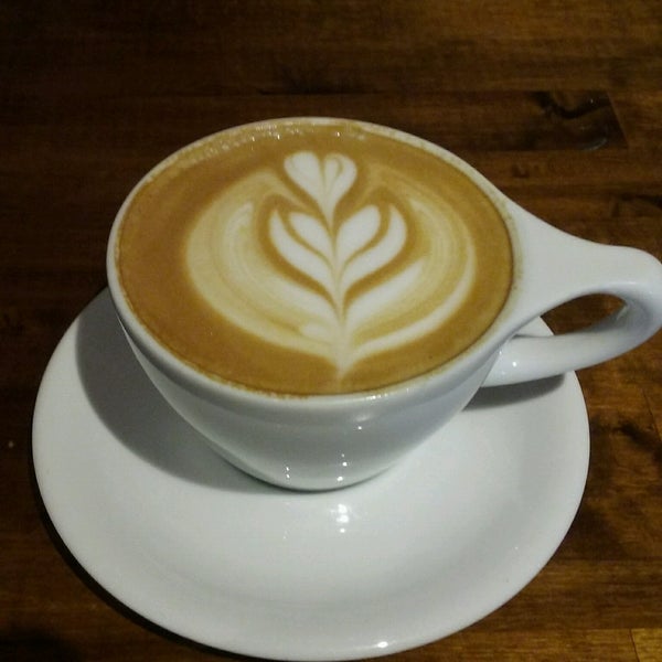Foto tirada no(a) Mission Coffee Co. por Yolanda R. em 3/13/2017