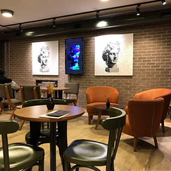 Foto diambil di Mura Coffee &amp; Bar oleh Yeliz pada 11/25/2019