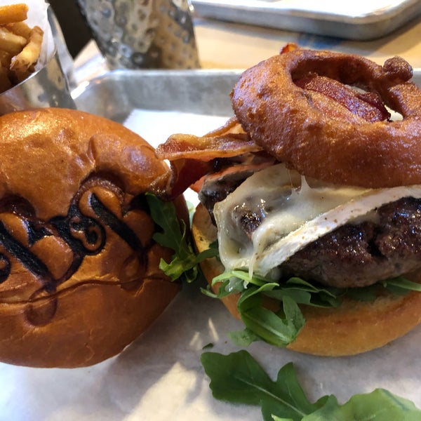 Das Foto wurde bei Brooklyn Burgers &amp; Beer von Giles H. am 4/20/2019 aufgenommen