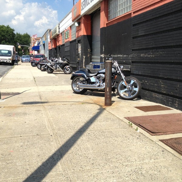 Foto diambil di Harley-Davidson of New York City oleh Largent G. pada 7/5/2013