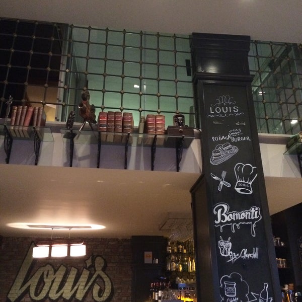 Foto tomada en Louis Bistro  por Sinem Ş. el 2/22/2015