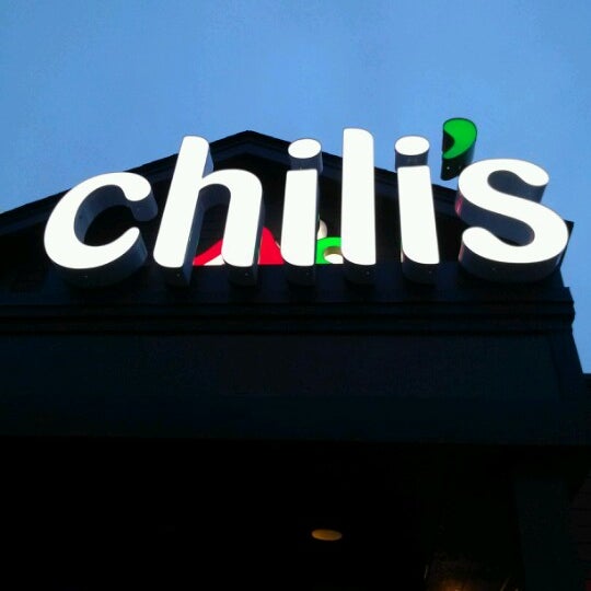 รูปภาพถ่ายที่ Chili&#39;s Grill &amp; Bar โดย Jenn C. เมื่อ 10/30/2012