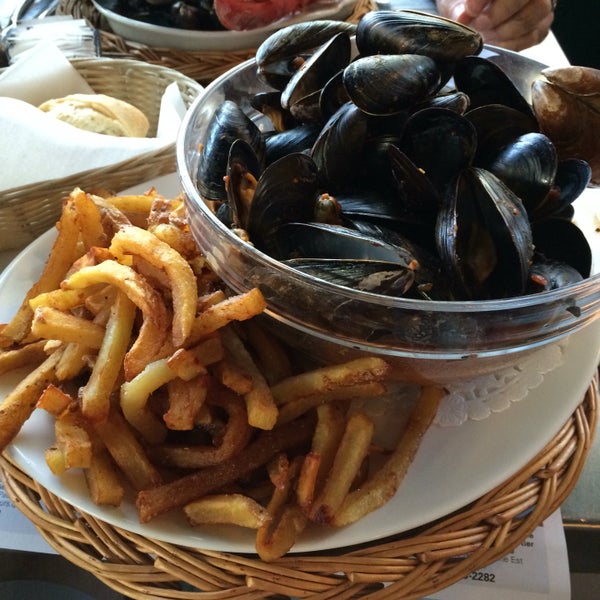 Get a glass of the local blonde and enjoy the mussels in Diablo sauce!