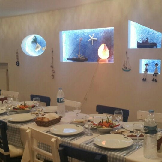 Foto tirada no(a) Akçakoca Nosta Balık Restaurant por Serhat L. em 10/11/2015