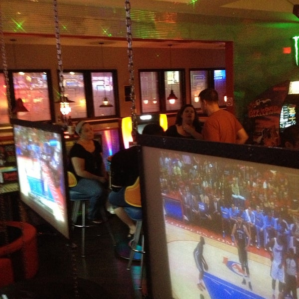 4/21/2013 tarihinde Robert K.ziyaretçi tarafından Hi Scores Bar-Arcade'de çekilen fotoğraf