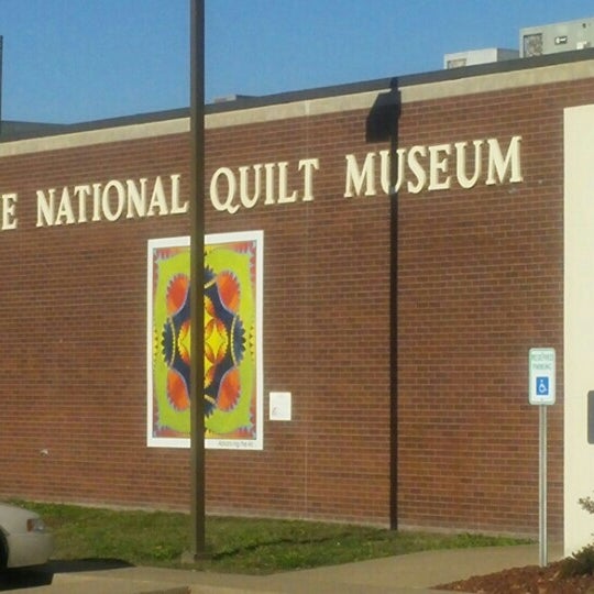 Foto tirada no(a) The National Quilt Museum por Curtis A. em 11/8/2015